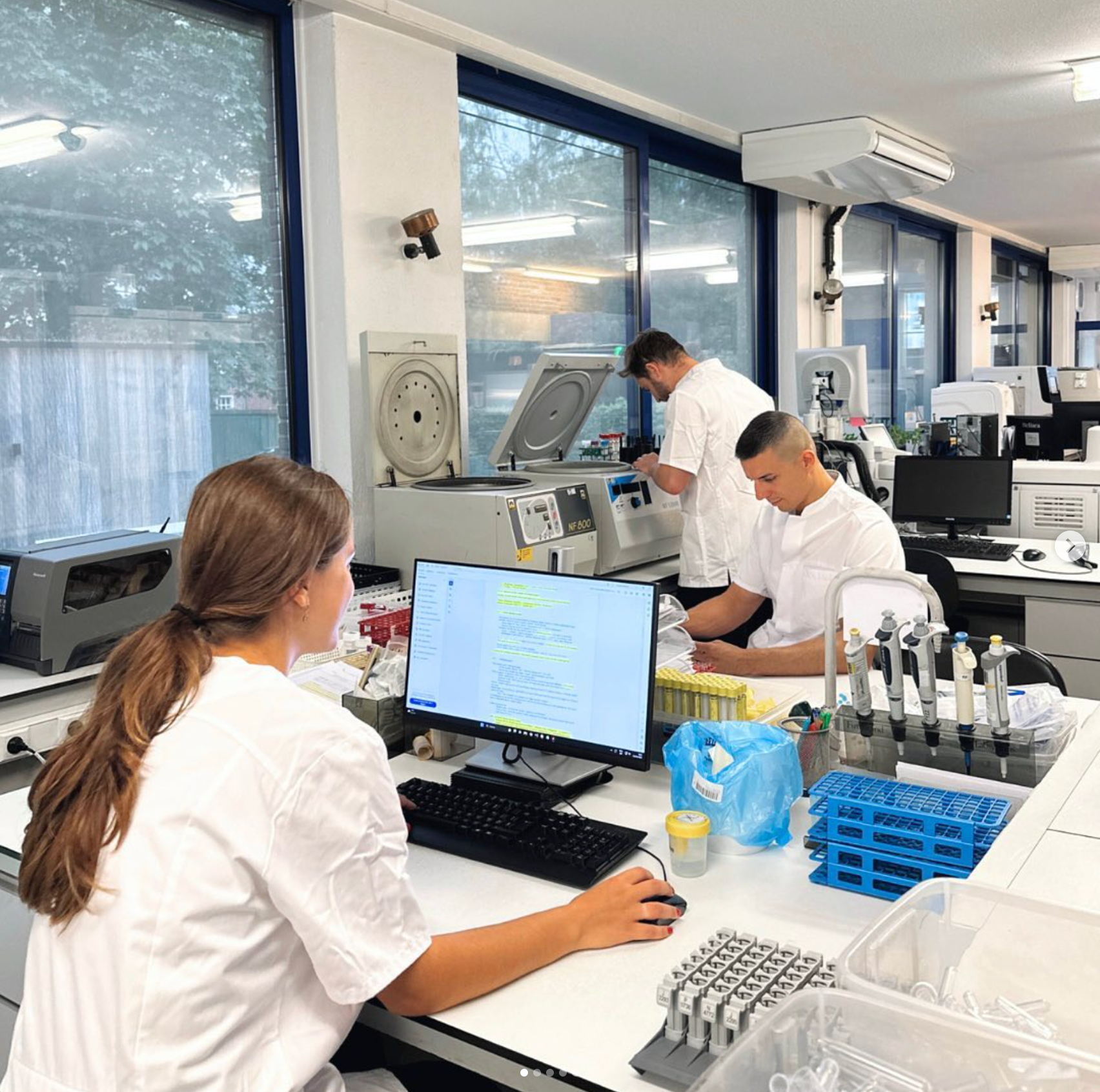 Als jonge wetenschappers werken we samen met experts uit de industrie. 🧪